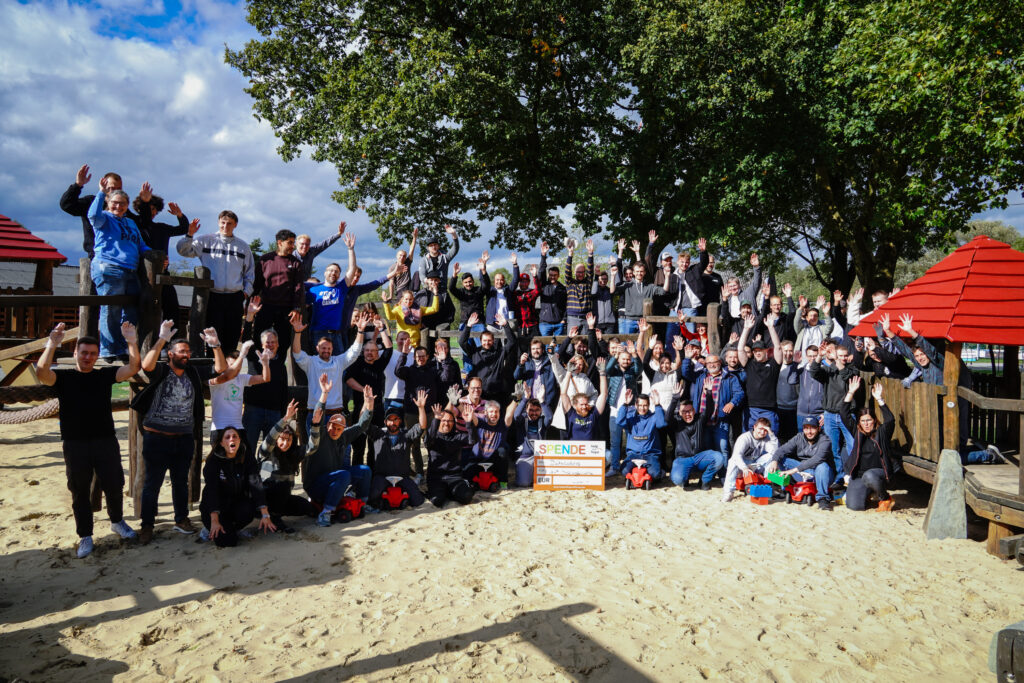 Gruppenfoto der teilnehmenden Mitarbeiter beim Dataciders Social Day 2024.