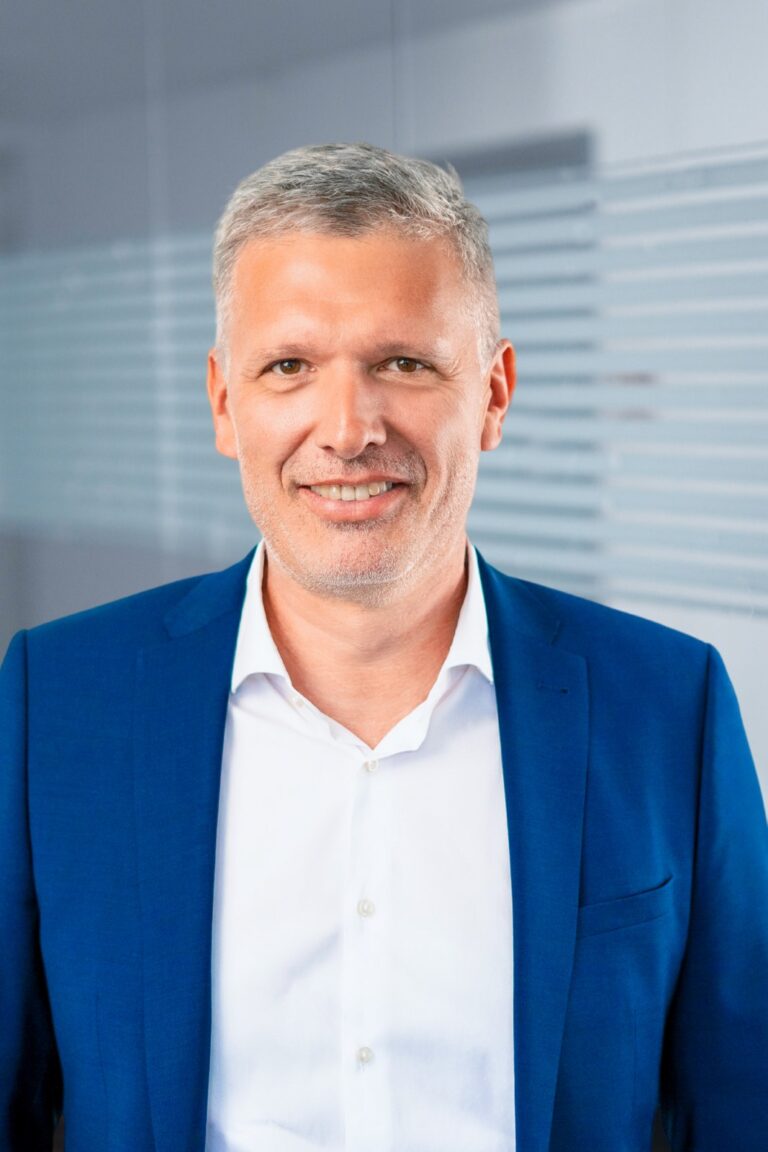 uc_stacked_images_elementor_8142a86_item3