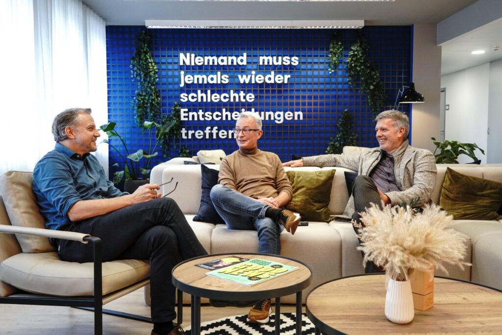 3 Mitarbeiter sprechen über Vision in der Zentrale von Dataciders.