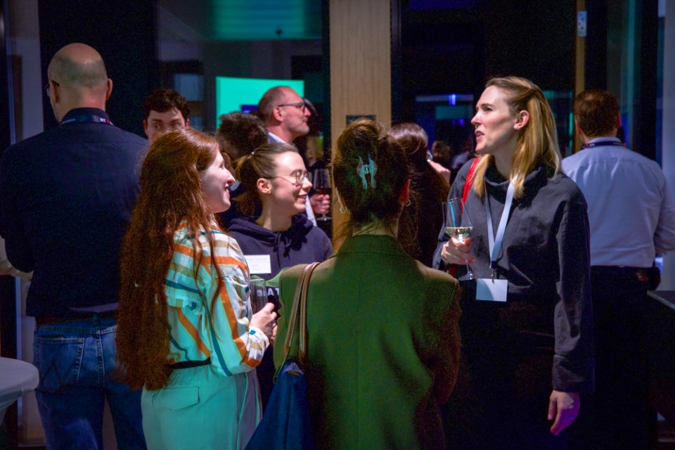 Frauen im Austausch auf einem Event von Dataciders
