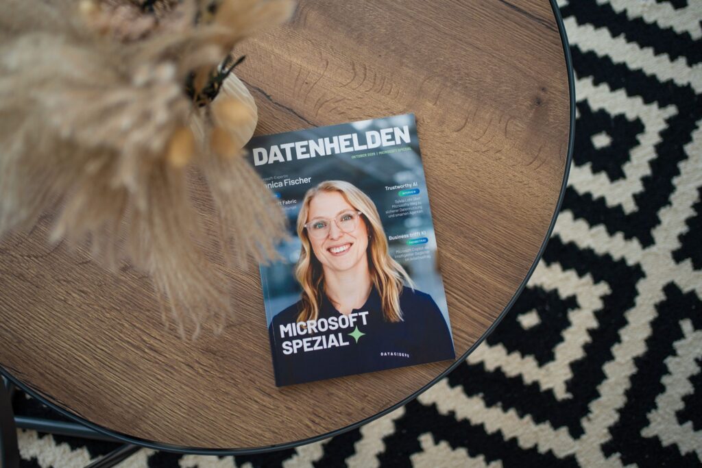 Datenhelden Microsoft Spezial - Magazin von Dataciders, auf einem Tisch liegend